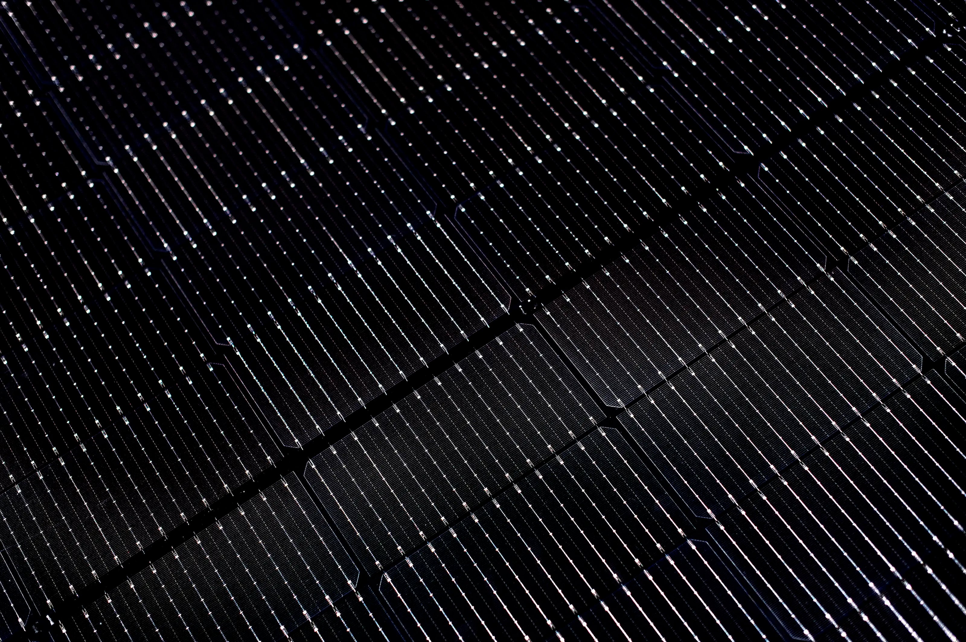 Photo d'un panneau solaire noir pris de prêt 