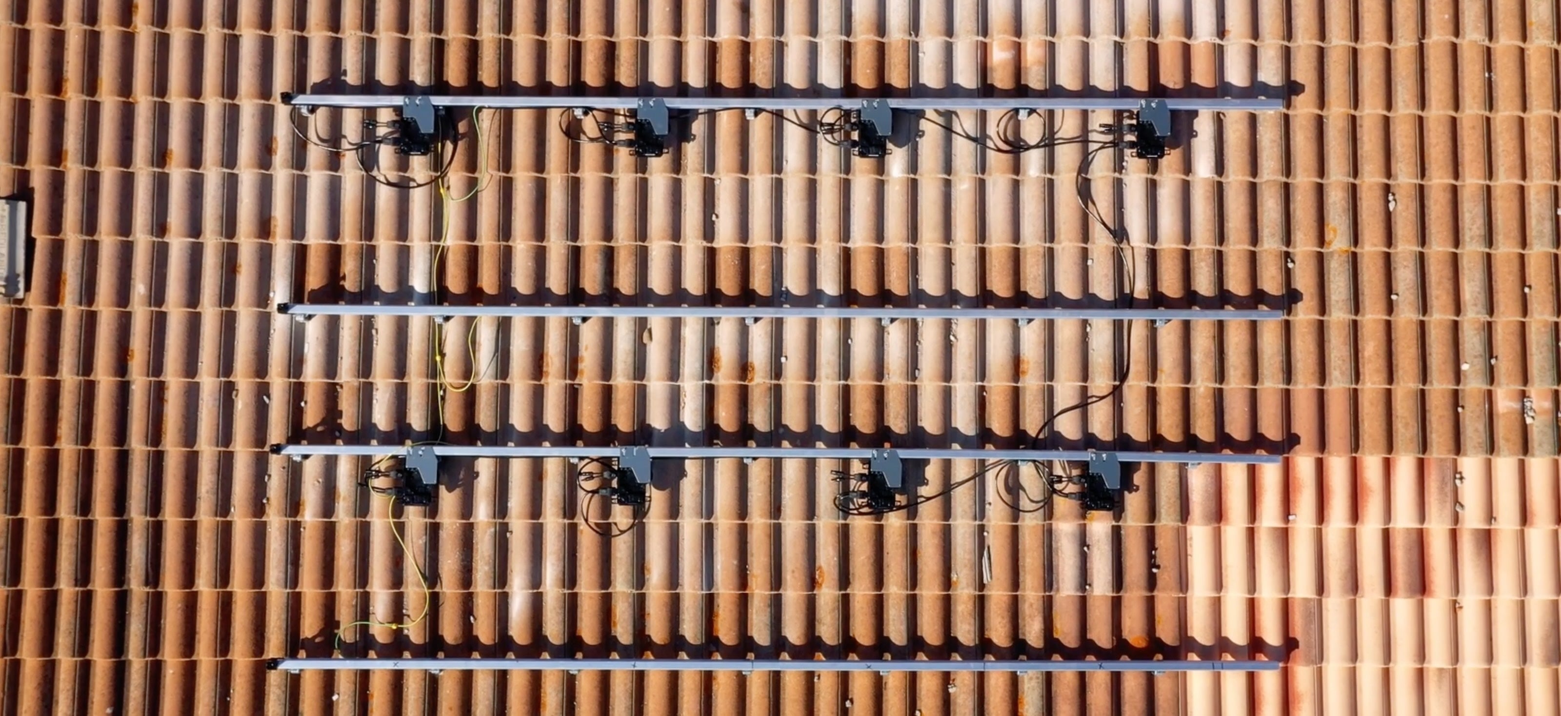 Photo de rails et fixations solaires fixés a un toit en tuile